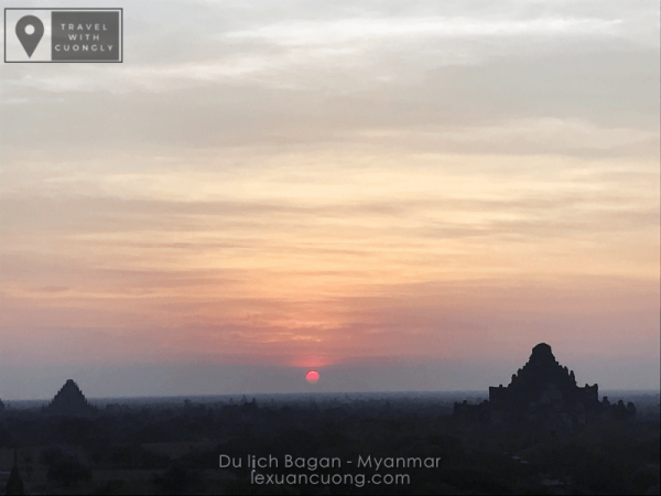 Mặt trời ửng đỏ phía xa, những tia nắng xuyên qua từng lớp đền đài Bagan