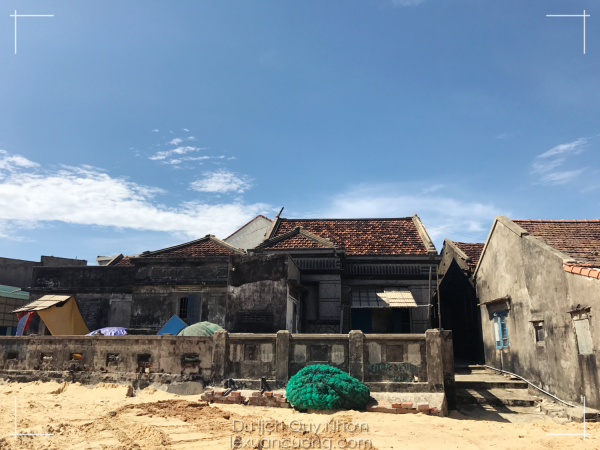 Những ngôi nhà cổ xưa nép mình bên biển tại xã Nhơn Lý