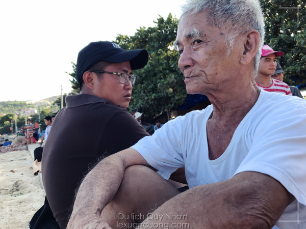 Trò chuyện cùng cụ ông hơn 80 tuổi tại làng chài xã Nhơn Lý