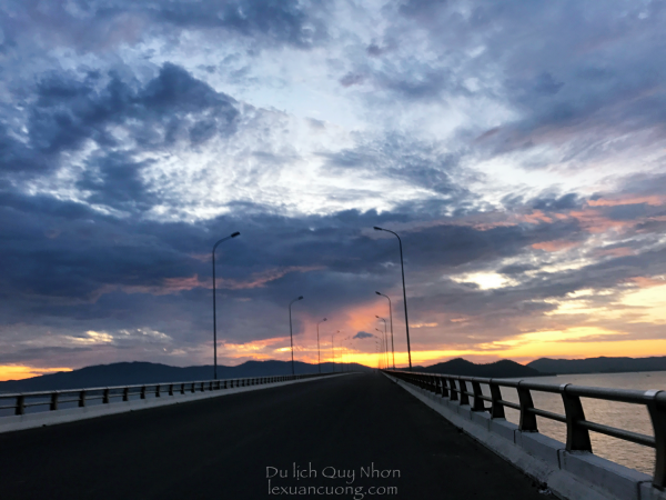 Dawn on the Bridge of the complainant (Nhon Hoi), the longest cross-sea bridge in Vietnam