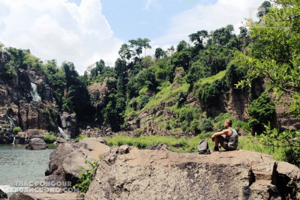 Khách du lịch nước ngoài tham quan thác Pongour
