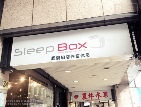 Bảng hiệu của SleepBox Hotel Taipei