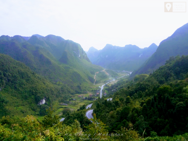 The small road between the valley makes the scenery of poetry in Ha Giang.