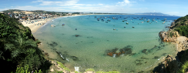 Toàn cảnh biển trước làng Nhơn Lý, xa xa là resort FLC.