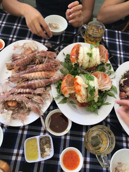 Hải sản tươi sống ở nhà hàng Hoàng Thao, Nhơn Lý.