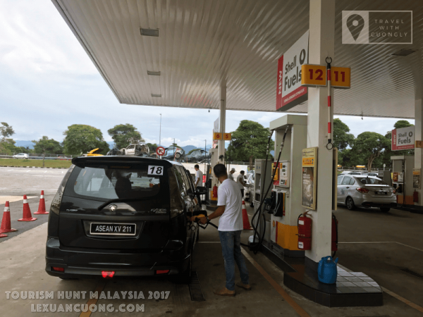 Đổ xăng tự động tại cây xăng Malaysia