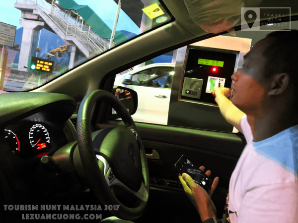 Cà thẻ tự động qua trạm thu phí ở Malaysia