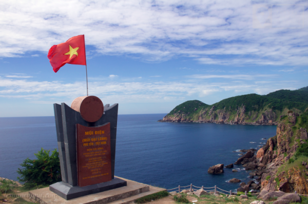 Mũi Điện, điểm được tỉnh Phú Yên xem là cực Đông của đất liền Việt Nam.