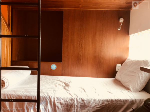Giường của mình ở Tabalo hostel Nha Trang, có 1 tủ để đồ khoá từ, 1 đèn, 1 ổ cắm. 