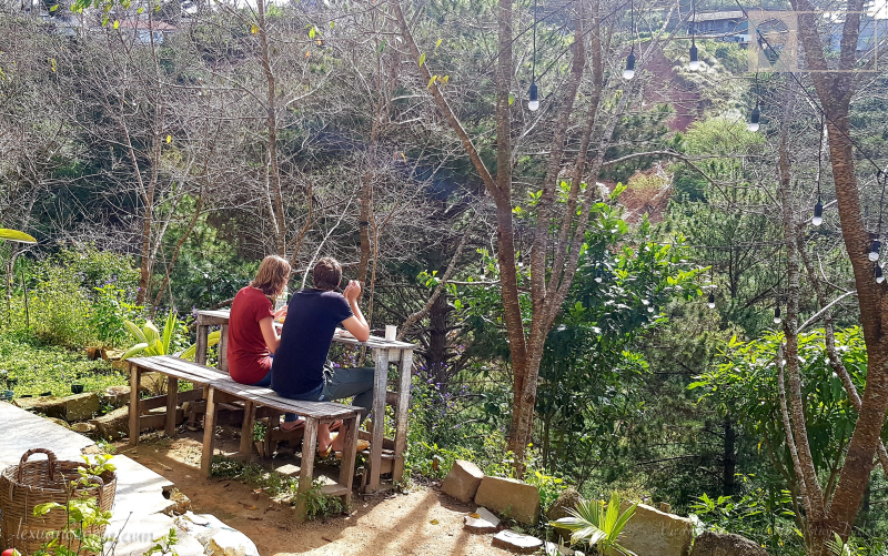 Bữa sáng của 2 bạn khách du lịch người Đức - tự mua đồ ăn, tự nấu, tự ngồi ăn ở khung cảnh đầy thiên nhiên của Vườn Nắng Ấm.
