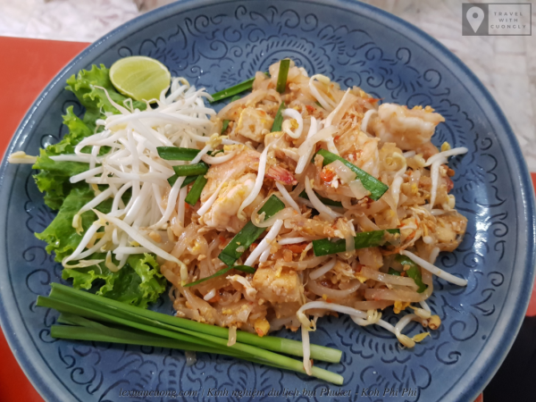 Bữa trưa đầu tiên ở Phuket, món Pad Thái.