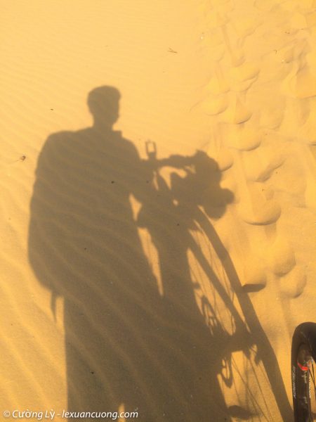 Vượt đồi cát Mũi Dinh với cái nắng gay gắt trên đầu.