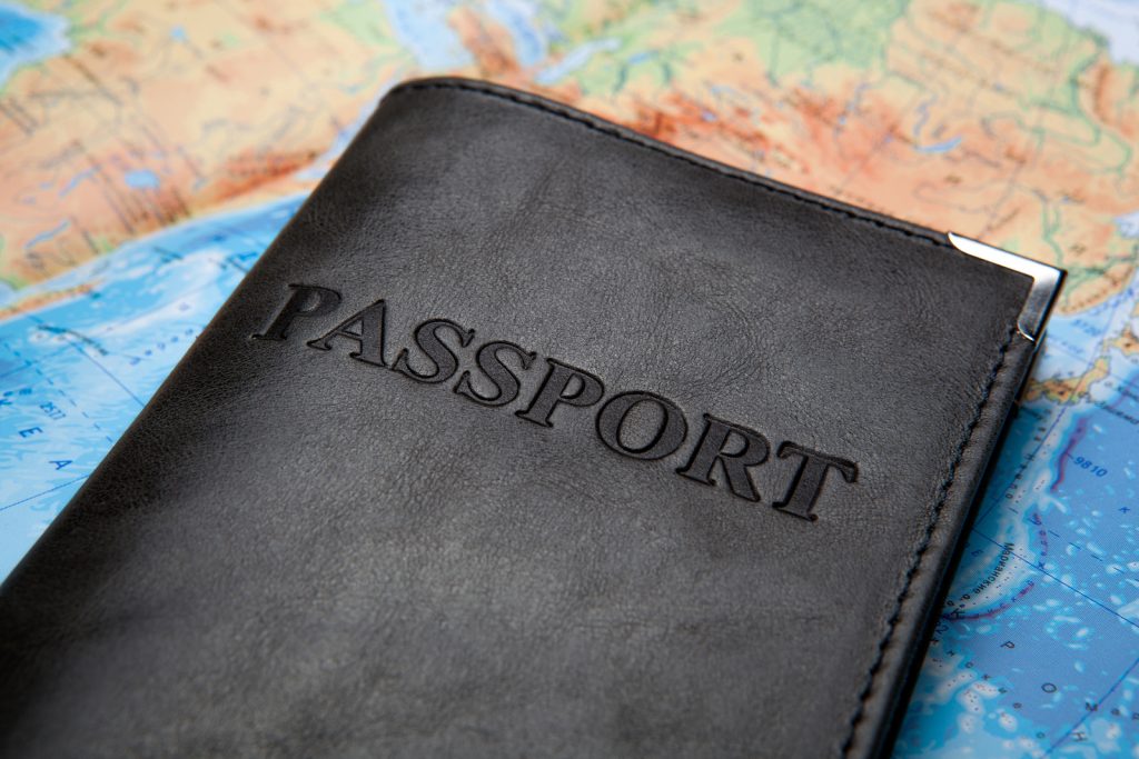 Kiểm tra xem hộ chiếu của bạn có còn hiệu lực hay không là điều quan trọng nhất bạn cần làm khi chuẩn bị cho chuyến du lịch Thái Lan đầu tiên của mình 